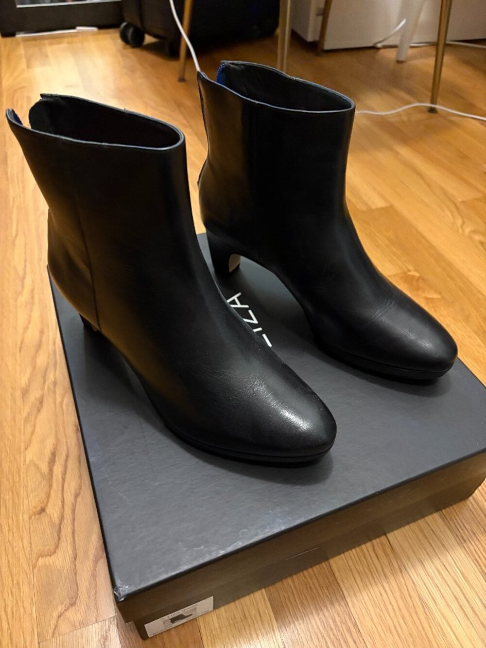 dr LIZA size 7 M booties in black, New with box